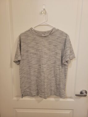Old Navy White and Black Thin Stripe Short Sleeve Tee